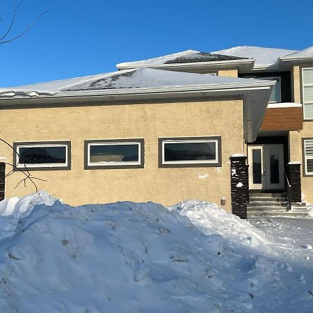 Cozy Modern And Lavish 1 Bedroom Basement Suite Winnipeg Exterior foto